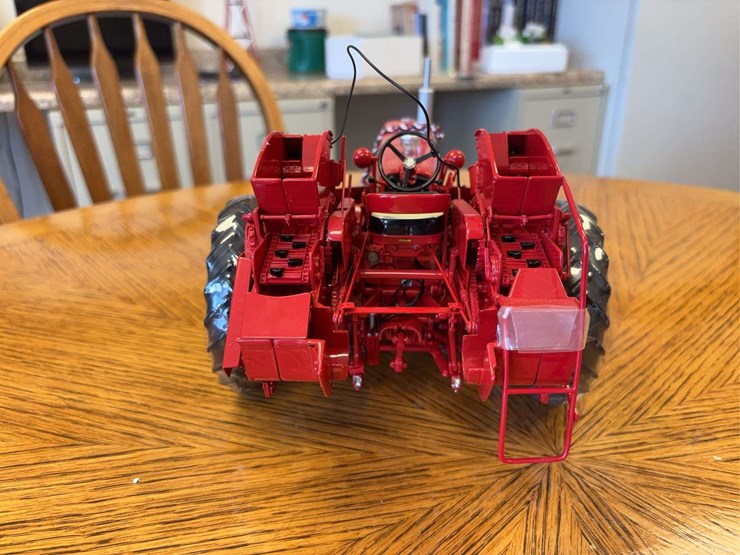 1/16-farmall-560-with-2-mh-corn-picker-precision-series-#14-image-11