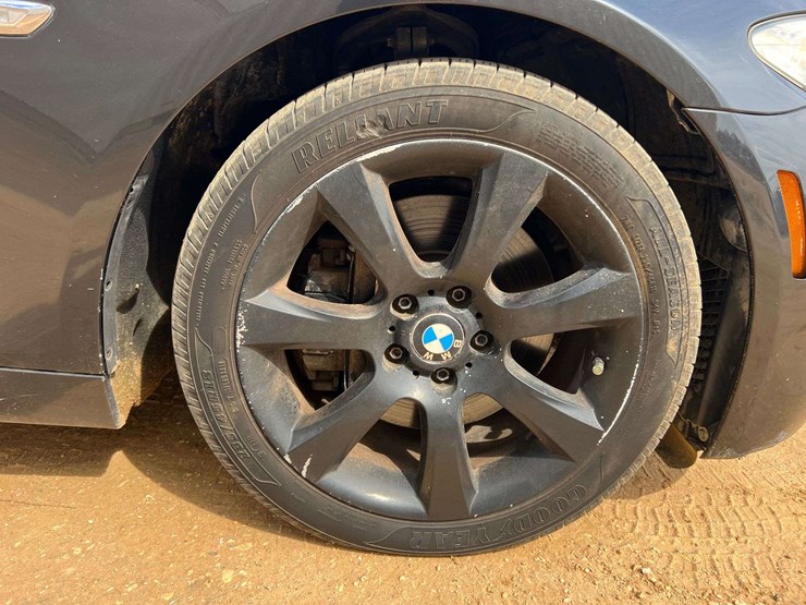 2011-bmw-550i-xdrive-(120,330-miles)-image-16