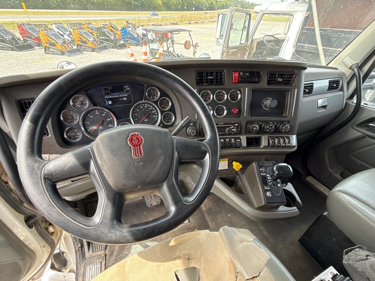 2017-kenworth-t880-image-21