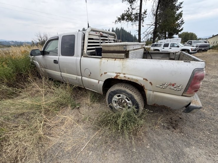 2005-chevrolet-silverado-2500-image-2