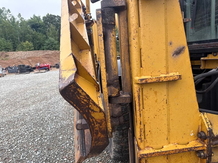 caterpillar-160m-awd-image-42