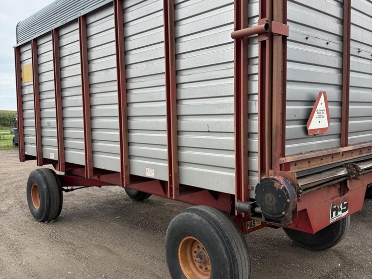#140-•-h&s-rear-unload-chopper-box-image-4