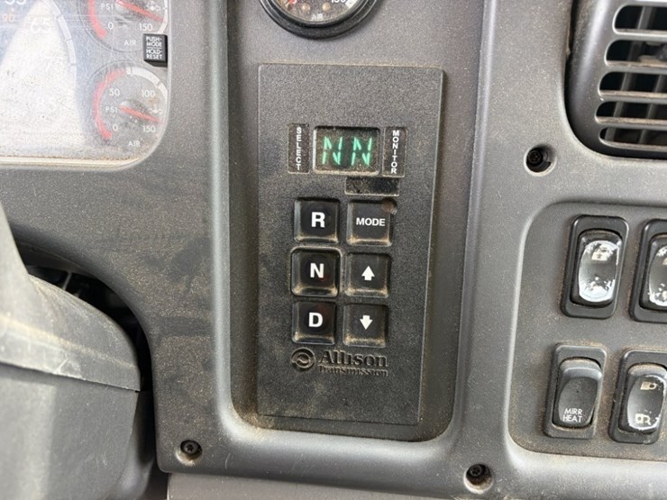 2013-freightliner-114sd-image-50