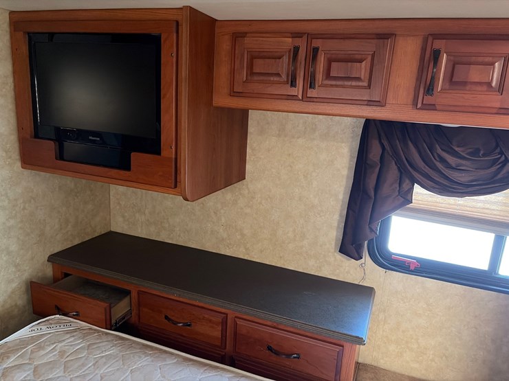 #206-•-2008-coachman-383fws-cross-country-motorhome-image-17