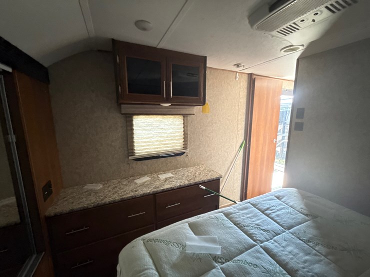 #205-•-2018-forest-river-lacrosse-luxury-lite-lct324rst-travel-image-19
