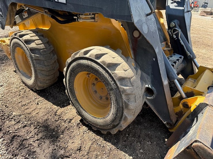 2014-deere-326e-image-12