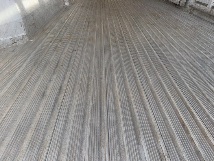 2021-featherlite-8127-7624-std-livestock-trailer-image-18