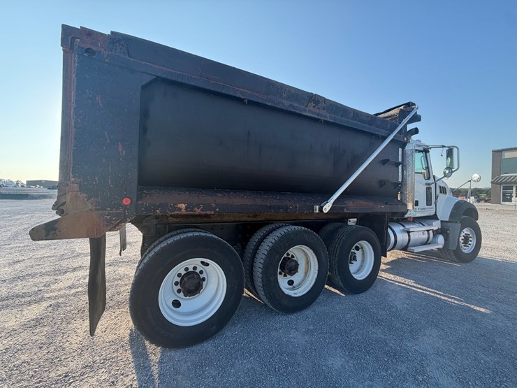 #266-•-2007-mack-ctp713-tri-axle-dump-truck-image-4