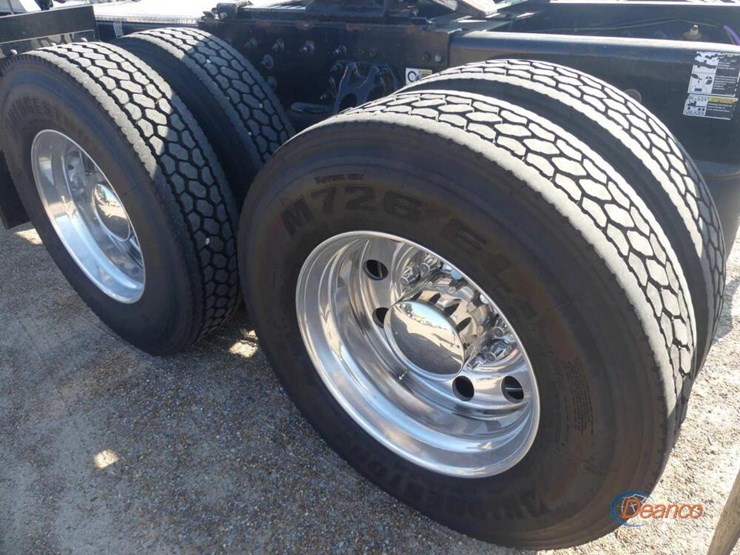 2024-peterbilt-389-image-4