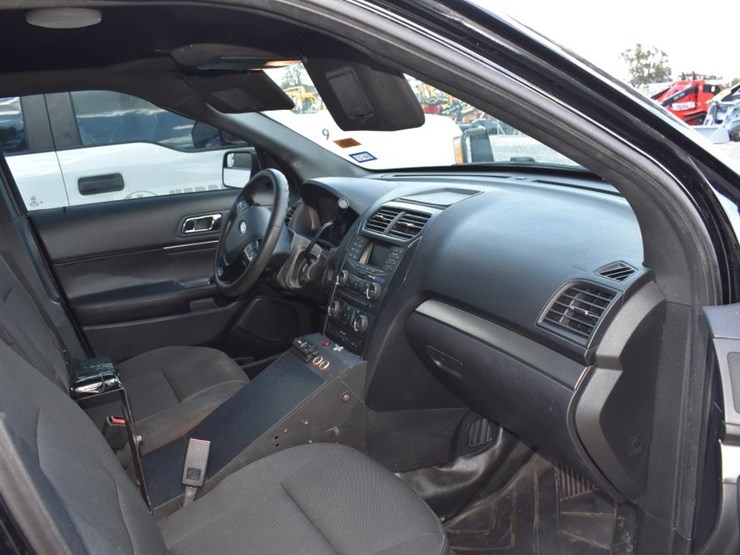 2018-ford-explorer-image-13