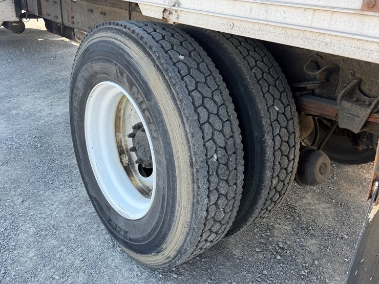 1997-freightliner-fl112-image-9