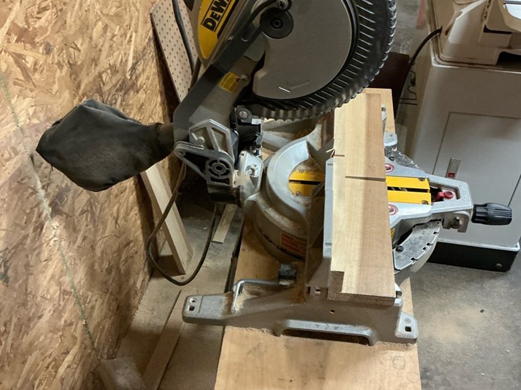 #103-•-dewalt-dws713-10"-compound-miter-saw-with-stand-image-3