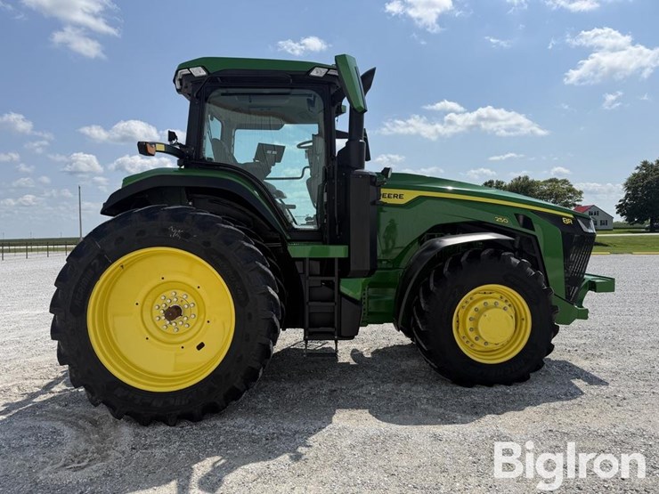 2024-john-deere-8r-250-image-4