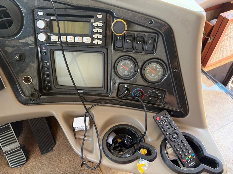 #206-•-2008-coachman-383fws-cross-country-motorhome-image-23