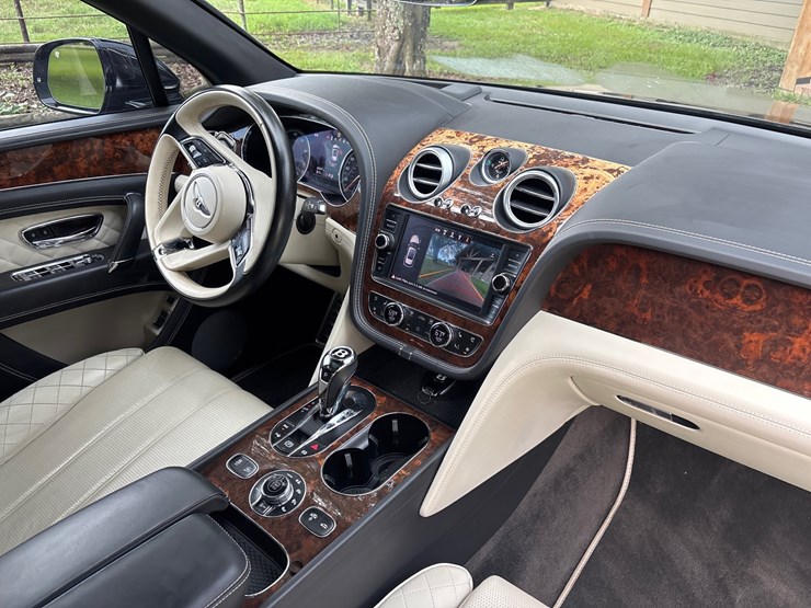 #153-•-offered-at-no-reserve-|-2018-bentley-bentayga-suv-image-36