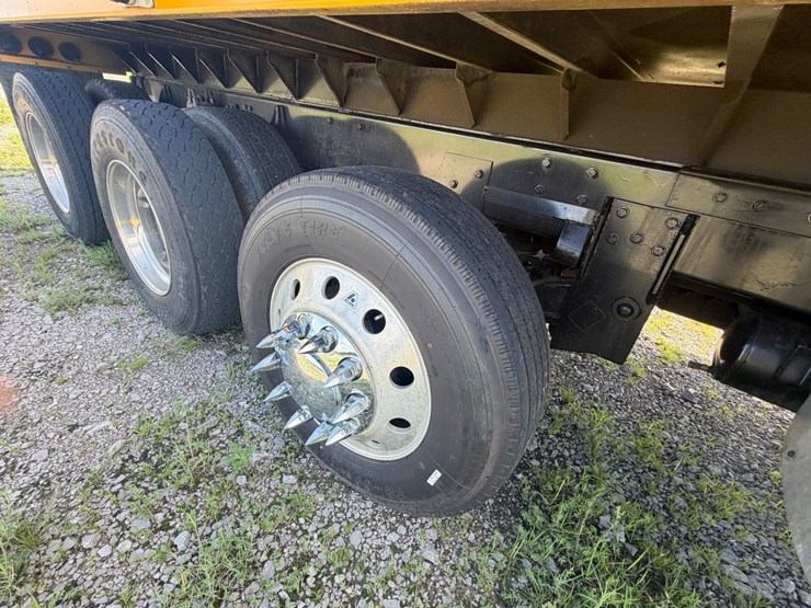 #258-•-2015-volvo-vnm-tri-axle-dump-truck-image-22