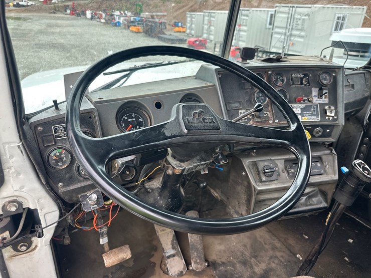 #61467-•-1991-mack-rd360s-day-cab-truck-tractor-image-33