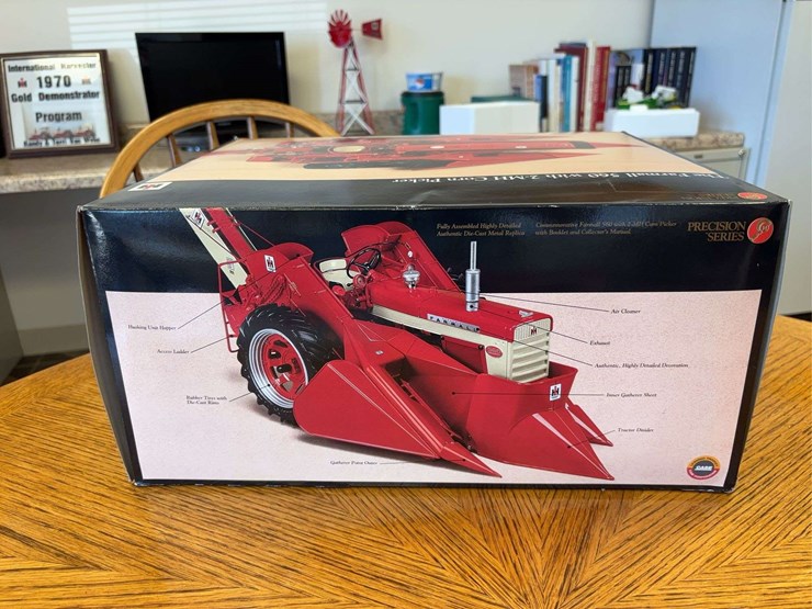 1/16-farmall-560-with-2-mh-corn-picker-precision-series-#14-image-23