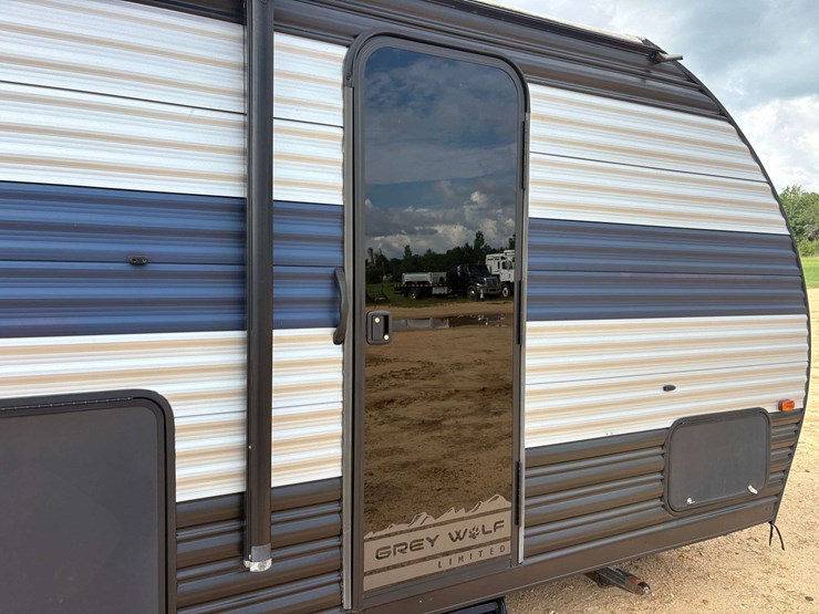2022-forrest-river-grey-wolf-"limited"-travel-trailer-image-16