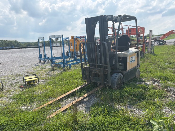 #562-•-2016-crown-fc5225-industrial-forklift-image-2