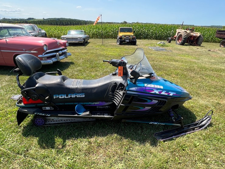 #124-•-polaris-indy-xlt-touring-snowmobile-image-1