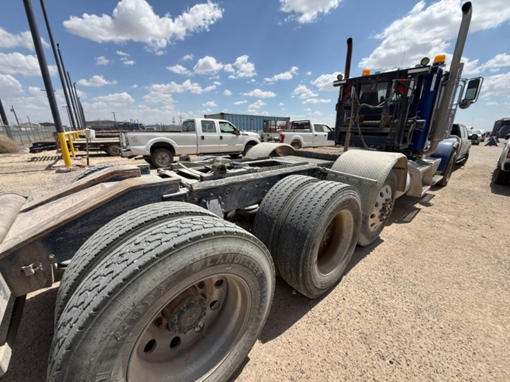 2015-peterbilt-389-image-3