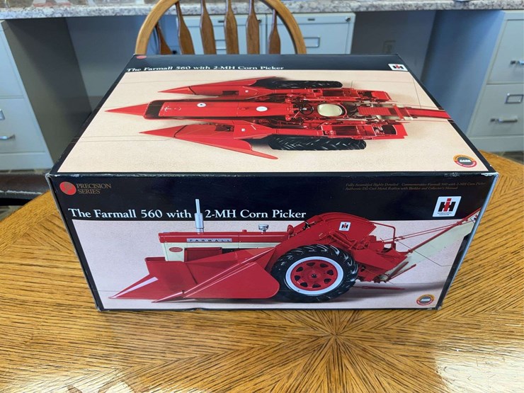 1/16-farmall-560-with-2-mh-corn-picker-precision-series-#14-image-21
