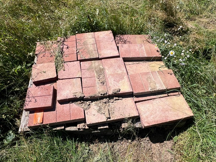 #5721-•-pallet-of-misc.-brick-image-1