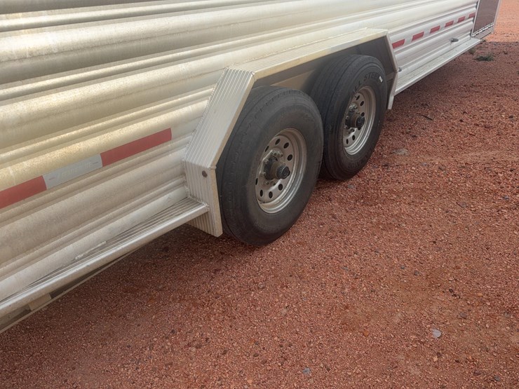 2021-featherlite-8127-7624-std-livestock-trailer-image-20