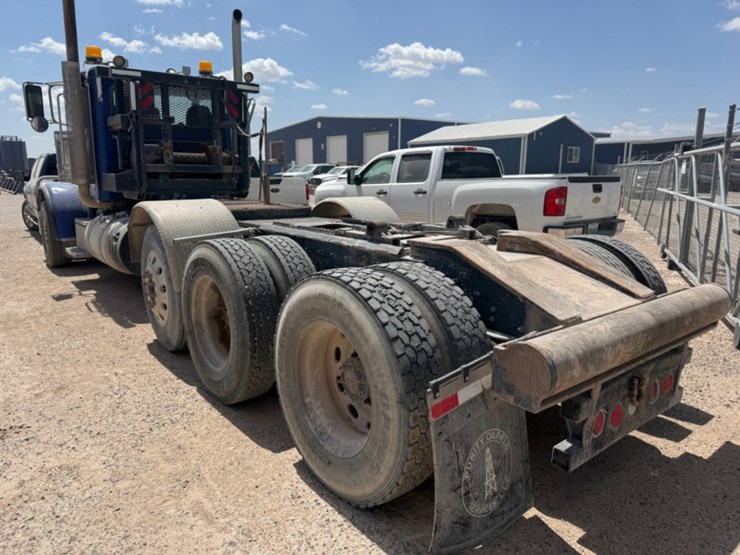 2015-peterbilt-389-image-2