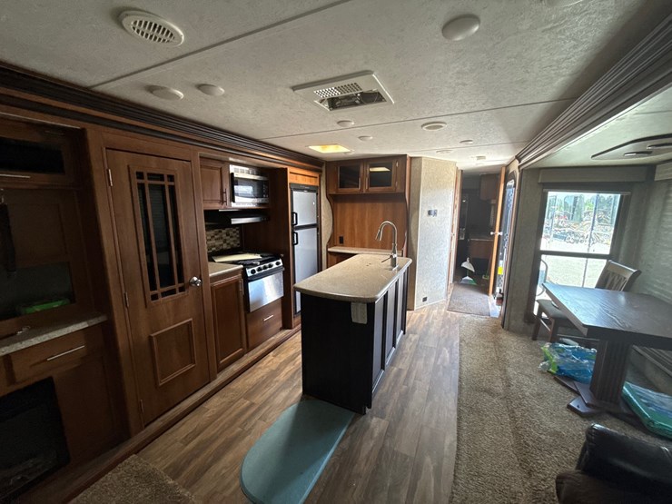 #205-•-2018-forest-river-lacrosse-luxury-lite-lct324rst-travel-image-25