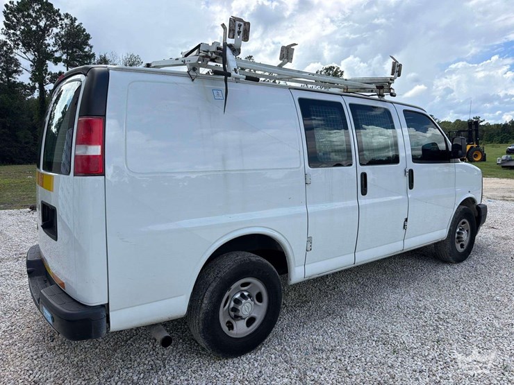 2017-chevrolet-express-2500-image-3