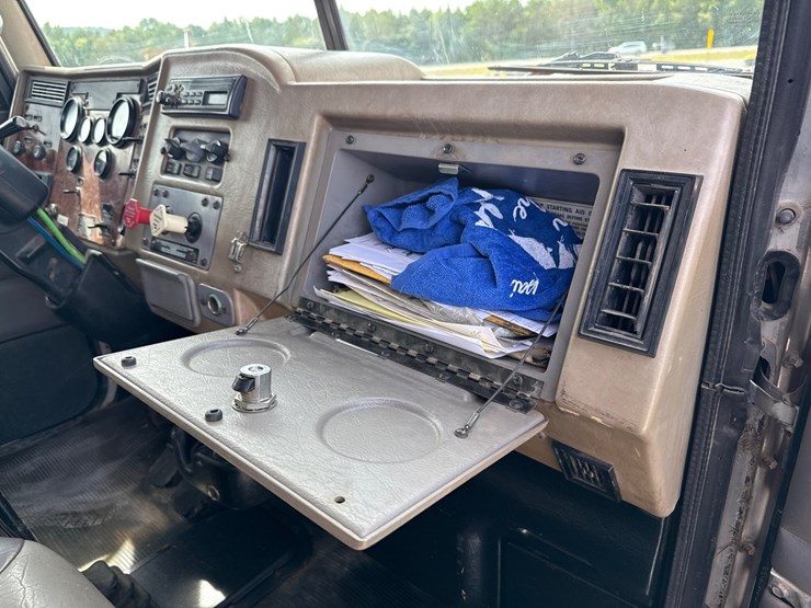 2005-peterbilt-335-image-38