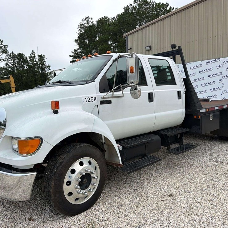 2011 FORD F650