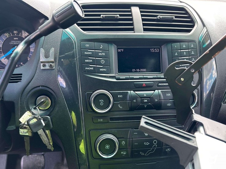 2016-ford-explorer-image-21