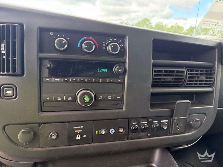 2017-chevrolet-express-2500-image-12