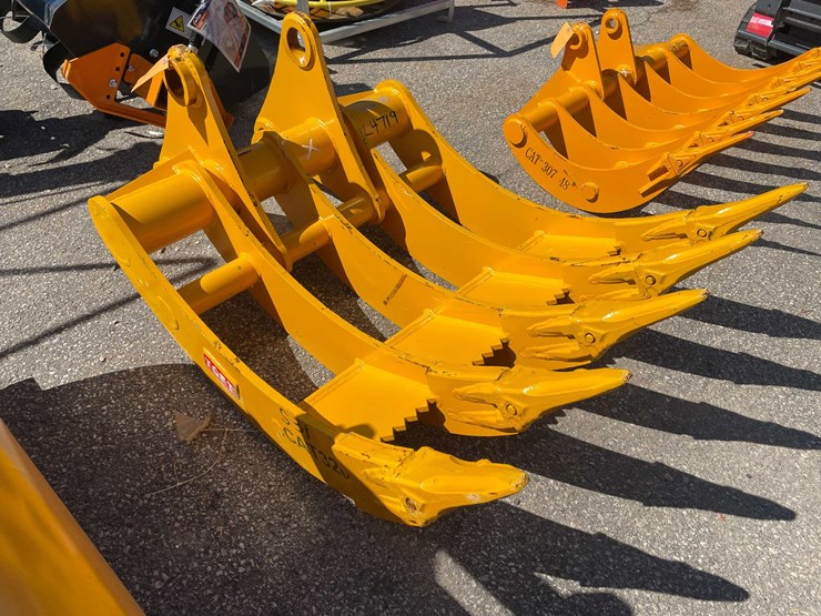 caterpillar-320-image-3