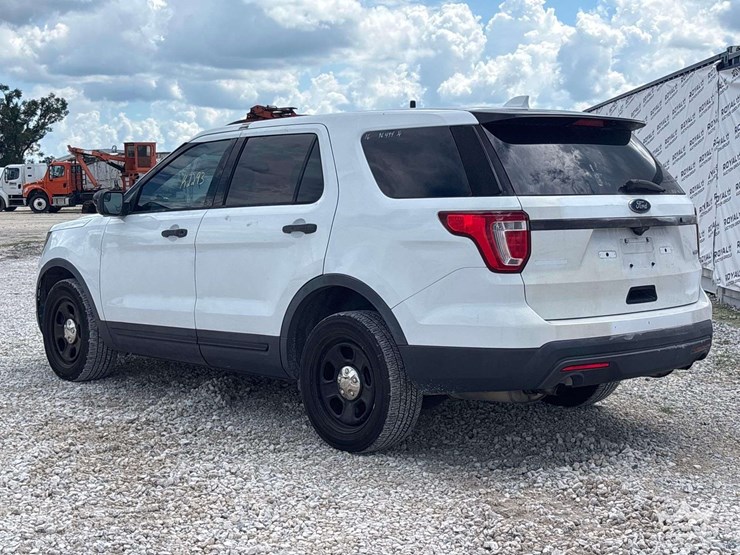2016-ford-explorer-image-2