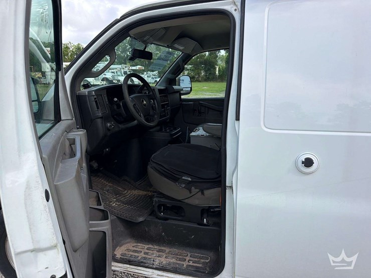 2018-chevrolet-express-g2500-image-16