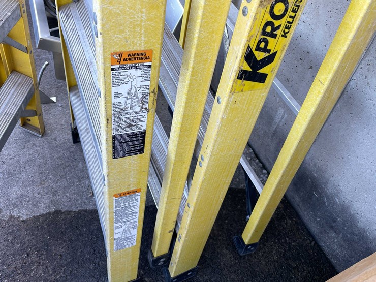 #9146-•-8'-step-ladders-(03)-image-4