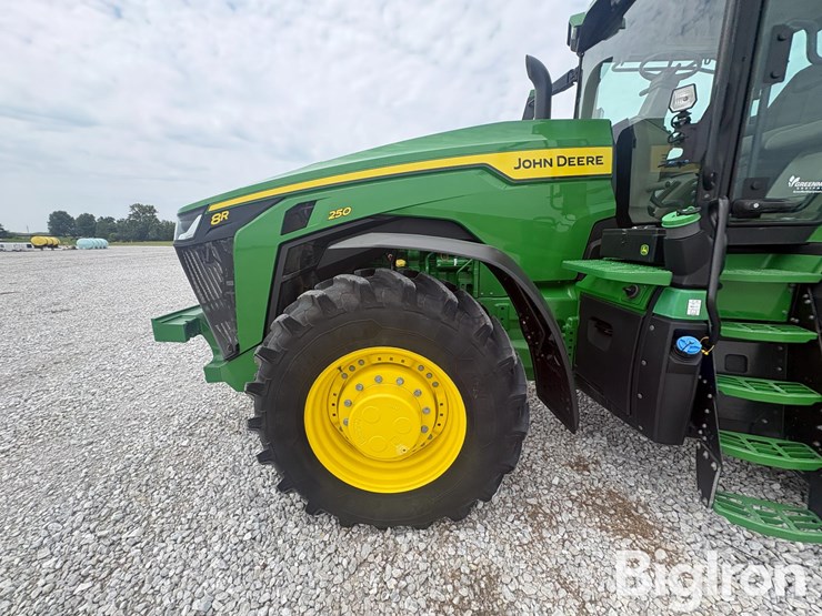 2025-john-deere-8r-250-image-11