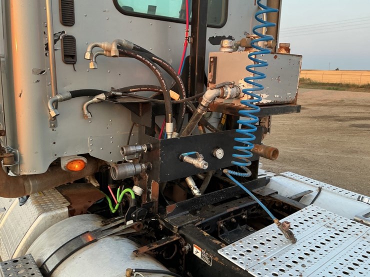 2011-freightliner-coronado-122-sd-image-15