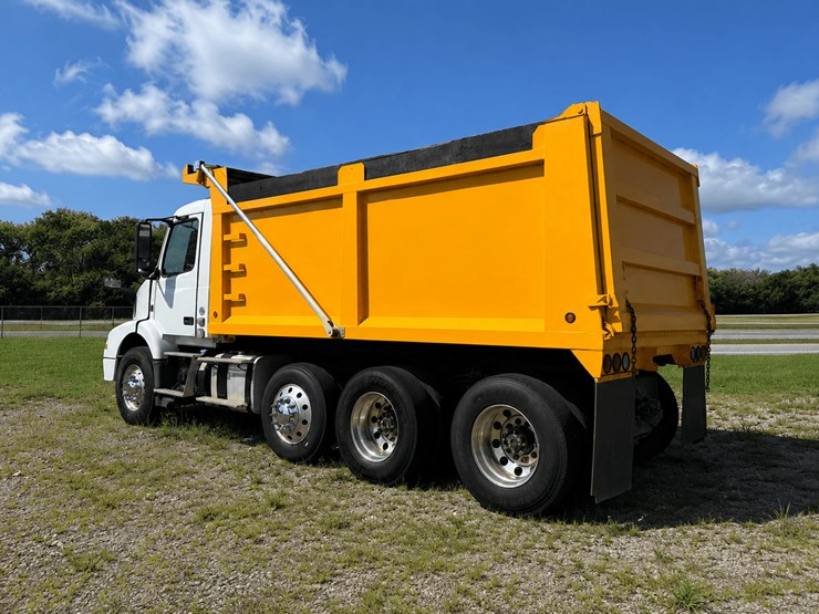 #258-•-2015-volvo-vnm-tri-axle-dump-truck-image-2