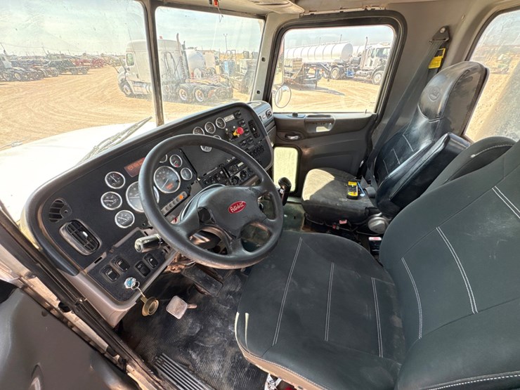 2014-peterbilt-367-image-16