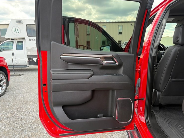 2023-chevrolet-silverado-1500-lt-image-15