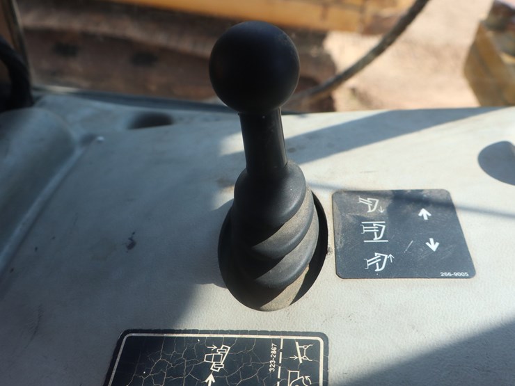 2014-caterpillar-d6n-image-34