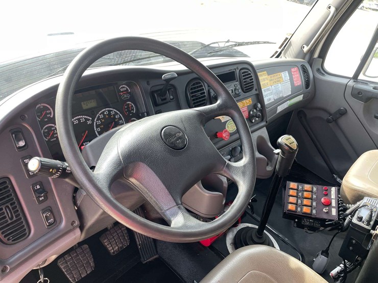 2014-freightliner-108sd-image-11