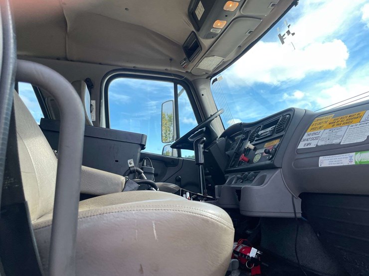 2014-freightliner-108sd-image-23