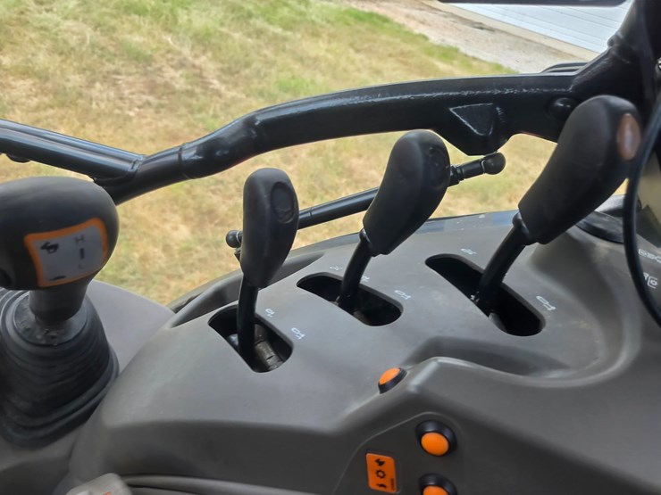 #26371-•-case-farmall-115u-tractor-image-35