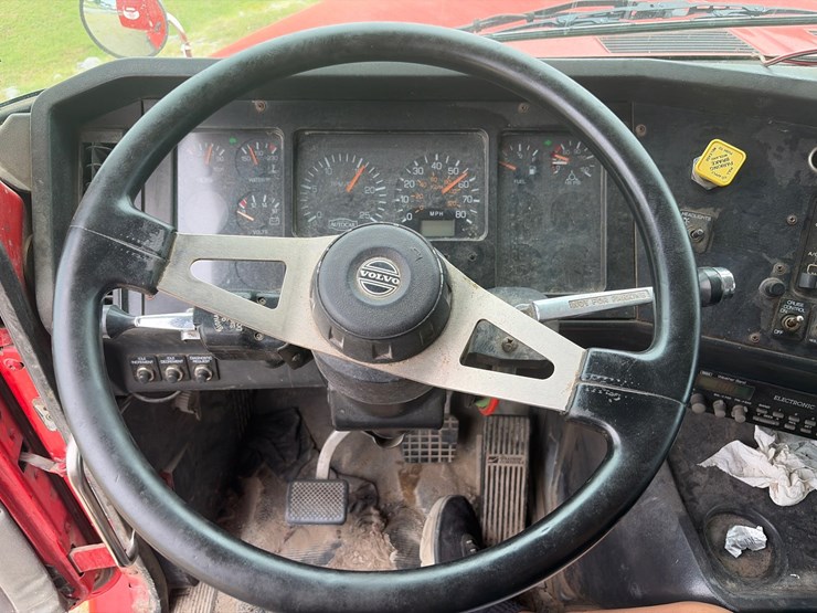 #269-•-1999-volvo-acl-tandem-axle-dump-truck-image-22